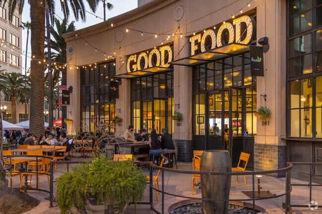 From street eats to fine dining, enjoy global flavors in Anaheim’s outdoor shopping district.