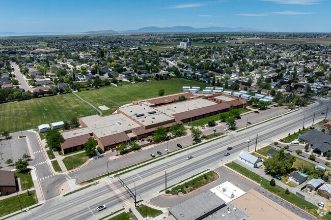Syracuse Jr. High is located in a large suburban setting.