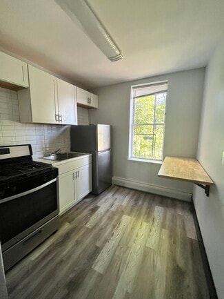 90 E 25th St, Bayonne, NJ 07002