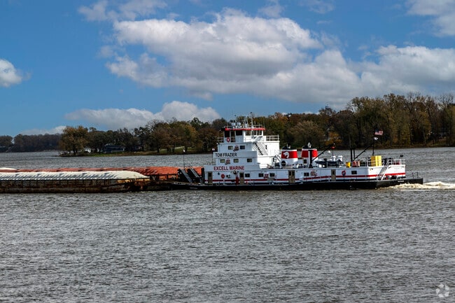 A tugboat on the Mississippi River in Princeton.