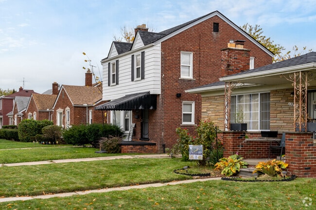 There is a wide variety of home styles, shapes, and sizes for all budgets in Mohican Regent.