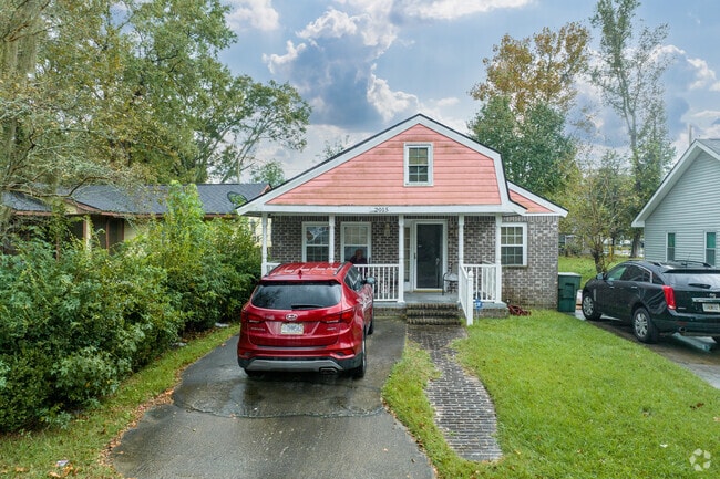 Tremont Park’s residential landscape offers a comfortable blend of affordability and style, making it a popular choice for Savannah homebuyers.