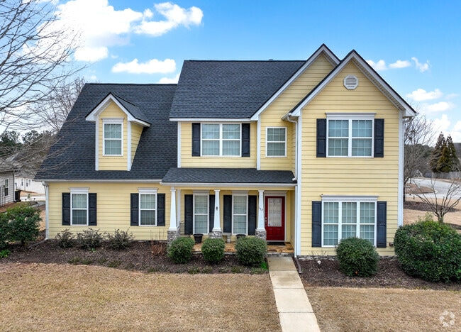 Avery Park's traditional homes, built in the 21st century, are situated on 0.4 acres and feature fenced-in backyards.