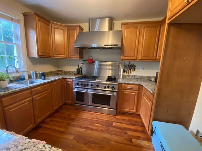 13 Elizabeth St unit 13 Elizabeth St A, Charleston, SC 29403 - photo 2