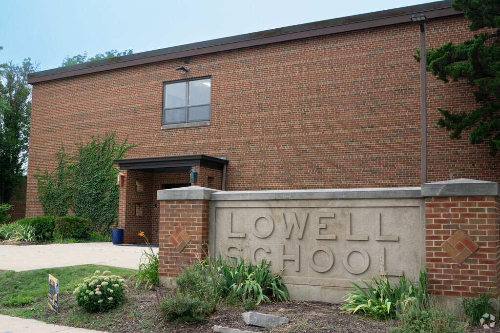 Lowell Elementary School building in Downtown Wheaton.