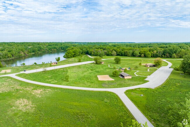 The Cottonwood Recreation Area has tons of amenities for any Saylorville visitor.