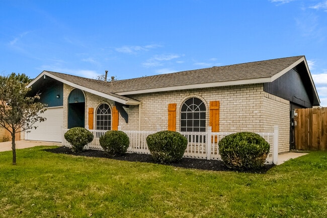 305 Pebblebrook St, Arlington, TX 76014 - photo 3