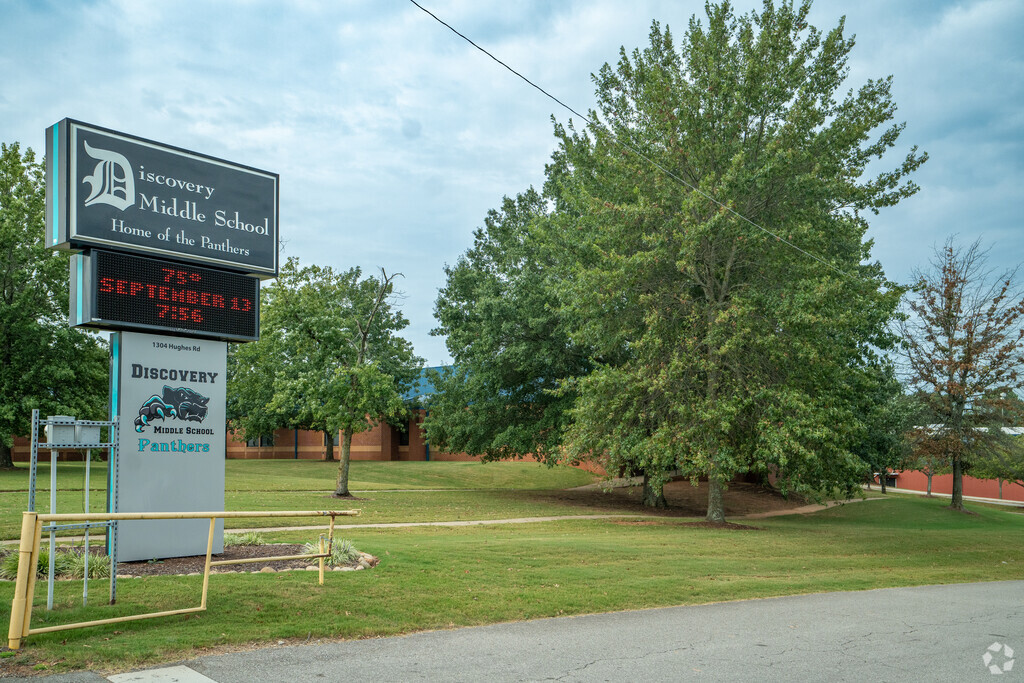 Discovery Middle School is a great place to learn near Lake Forest.