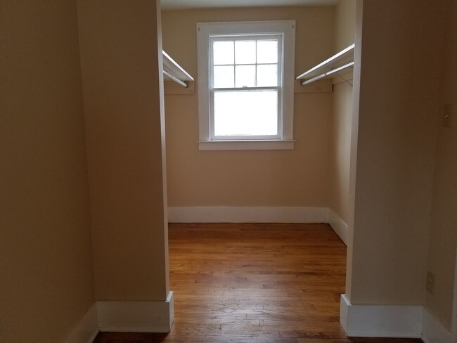 Master bedroom walk in closet 7'x6'