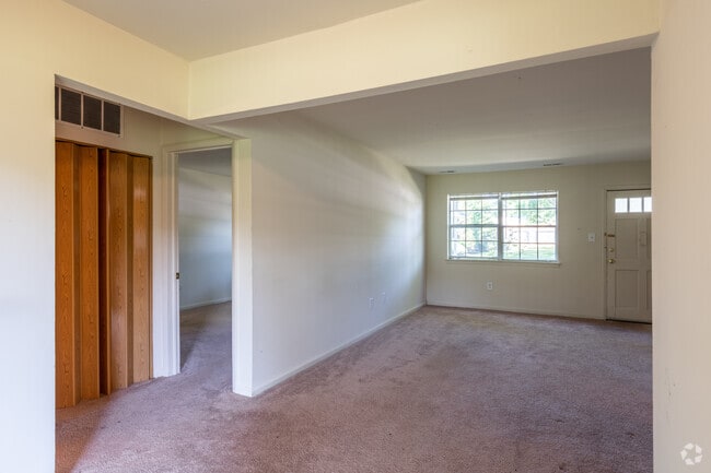 1BR, 1BA - 738SF - Bedroom
