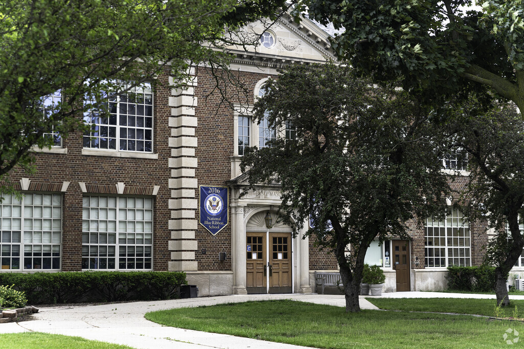 Stevens T. Mason Elementary School front entrance in Grosse Pointe Farms.