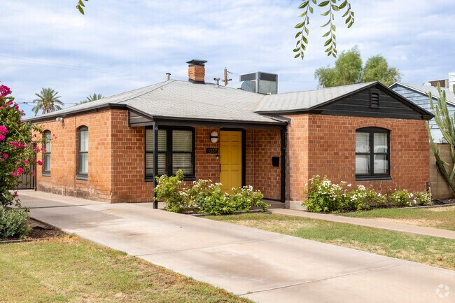 Ranch-style homes fit right in with the style of Downtown Phoenix homes.