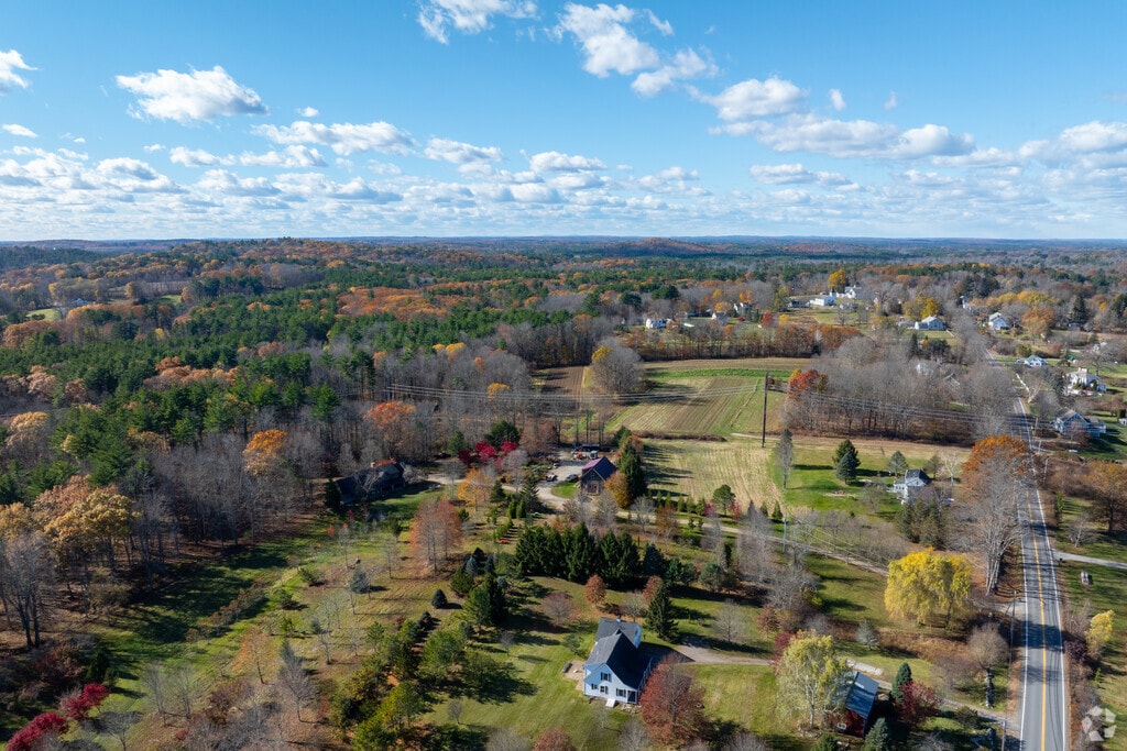 South Hampton’s scenic country roads wind through peaceful neighborhoods and mature trees.