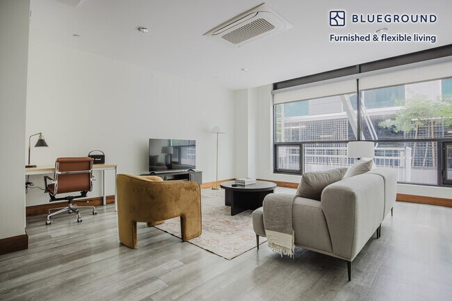 110 W Ocean Blvd unit FL-1-ID1366, Long Beach, CA 90802 - photo 4