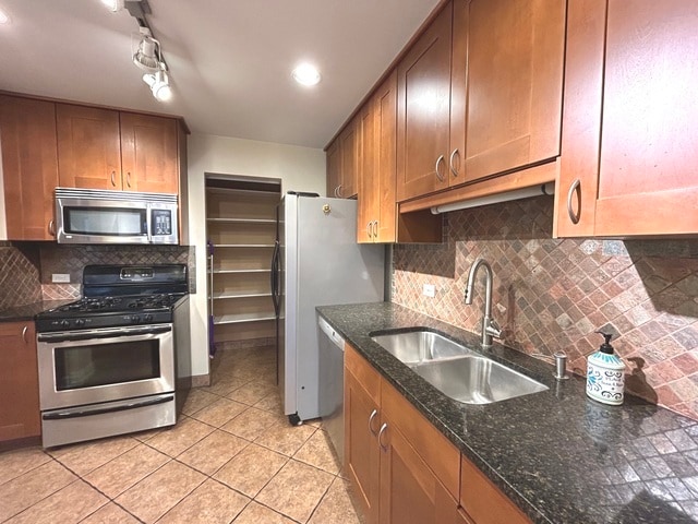 733 Plum Tree Ct, Wheeling, IL 60090 - photo 1