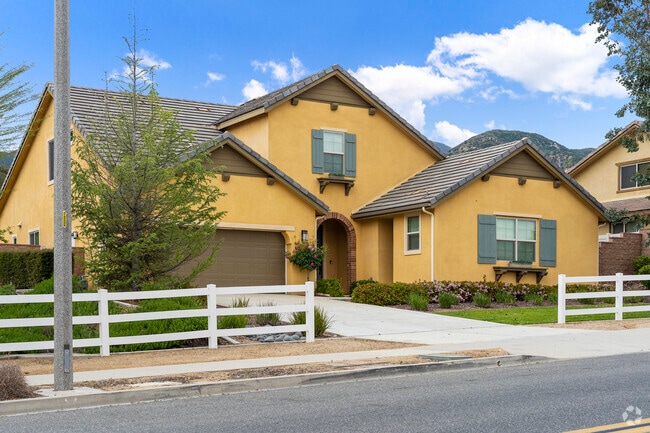 Discover your dream home and your ideal lifestyle in Sycamore Creek.