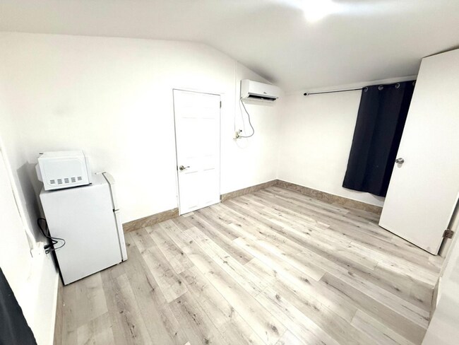 1150 W 28th St unit EFFICIENCY REAR LEFT, Hialeah, FL 33010 - photo 3