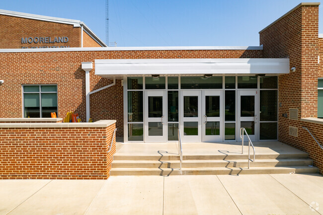 The front entrance of Mooreland Elementary School in Carlisle PA.