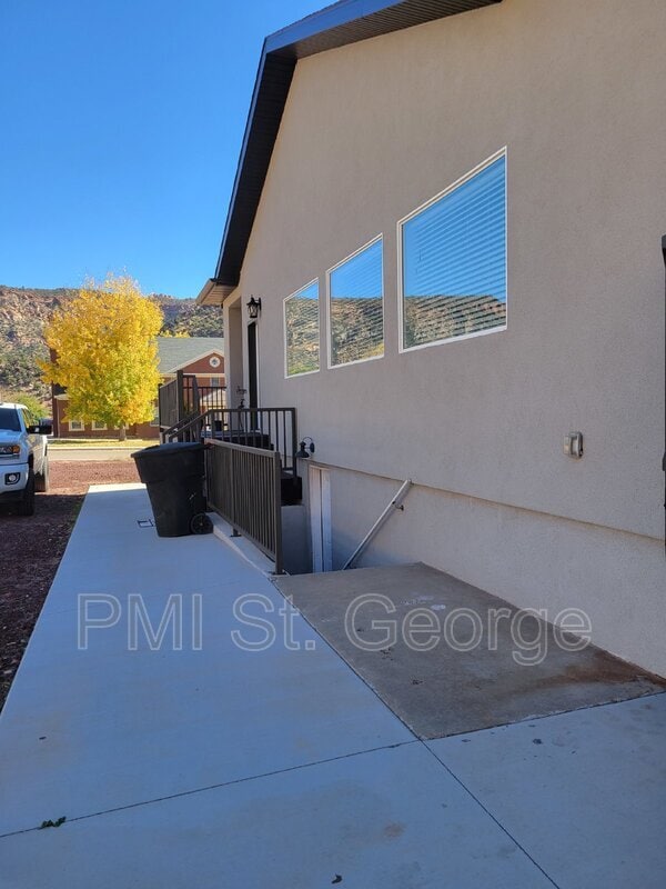1065 N Canyon St, Hildale, UT 84784