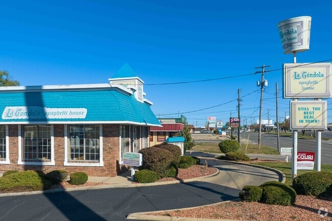 La Gondola Spaghetti House in GM Square serves pizza bread, pasta and other Italian cuisine.