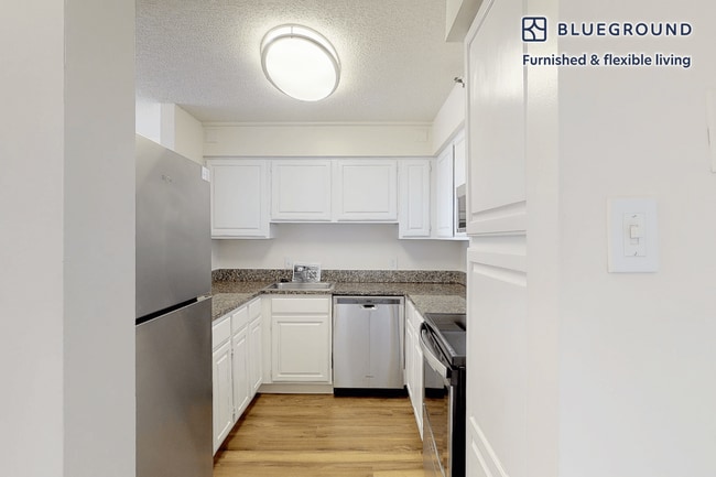 2251 Pimmit Dr unit FL7-ID6232A, Falls Church, VA 22043 - photo 5