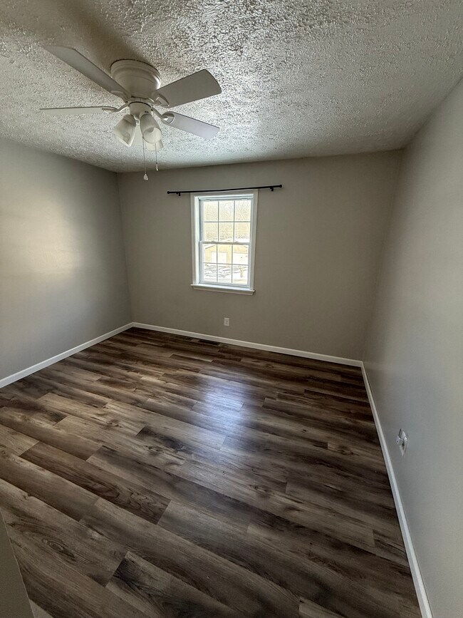 128 W Beechwood Rd, Bessemer, PA 16112 - photo 5