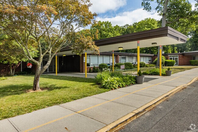 Countrywood Primary Center in South Huntington has a student to teacher ratio of 10 to 1.