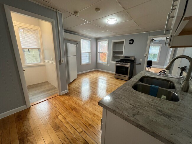 28 Paine St unit 2 R, Worcester, MA 01605 - photo 7