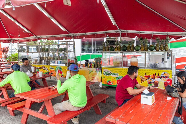 Billy Creek has several food trucks and outdoor eateries that are perfect for a quick lunch.