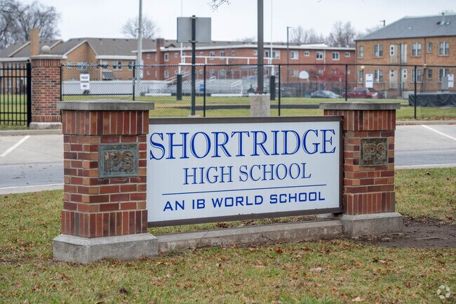 Shortridge High School has a student to teacher ratio of 15 to 1.