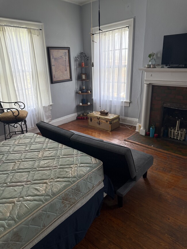 Bedroom 15 foot Ceilings