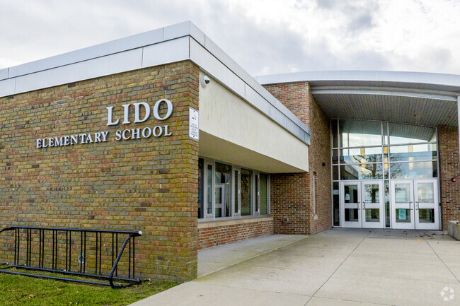 Lido Elementary School in Lido Beach has 523 students in grades PK, K-5 with a ratio of 15 to 1.