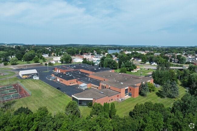 Bloomer High School has a student-teacher ratio of 14 to 1.