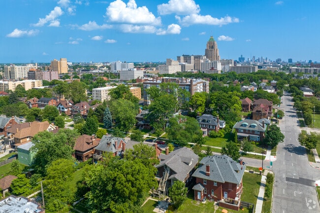 The Piety Hill is only a 15-minute drive to Downtown Detroit.