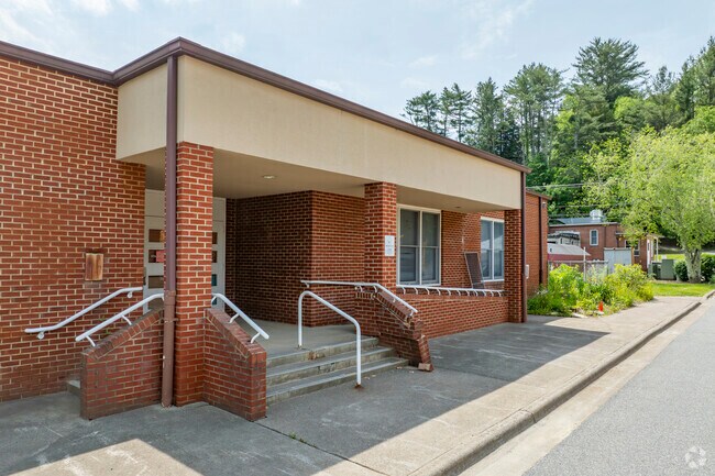 Valle Crucis Elementary School boasts a low student-teacher ratio of 11:1, ensuring personalized attention.