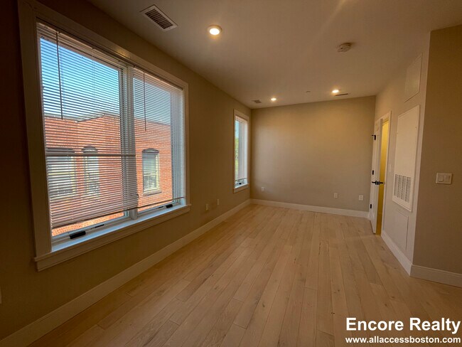 198 Green St unit 402, Jamaica Plain, MA 02130 - photo 3