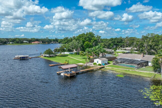 Lake Magdalene features ranch houses that sit on the water's edge.