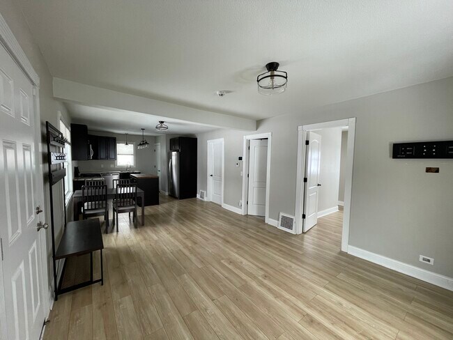 2703 Center St, Des Moines, IA 50312 - photo 2