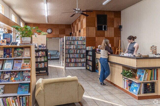 Downtown Lebanon features many small boutiques and bookstores.