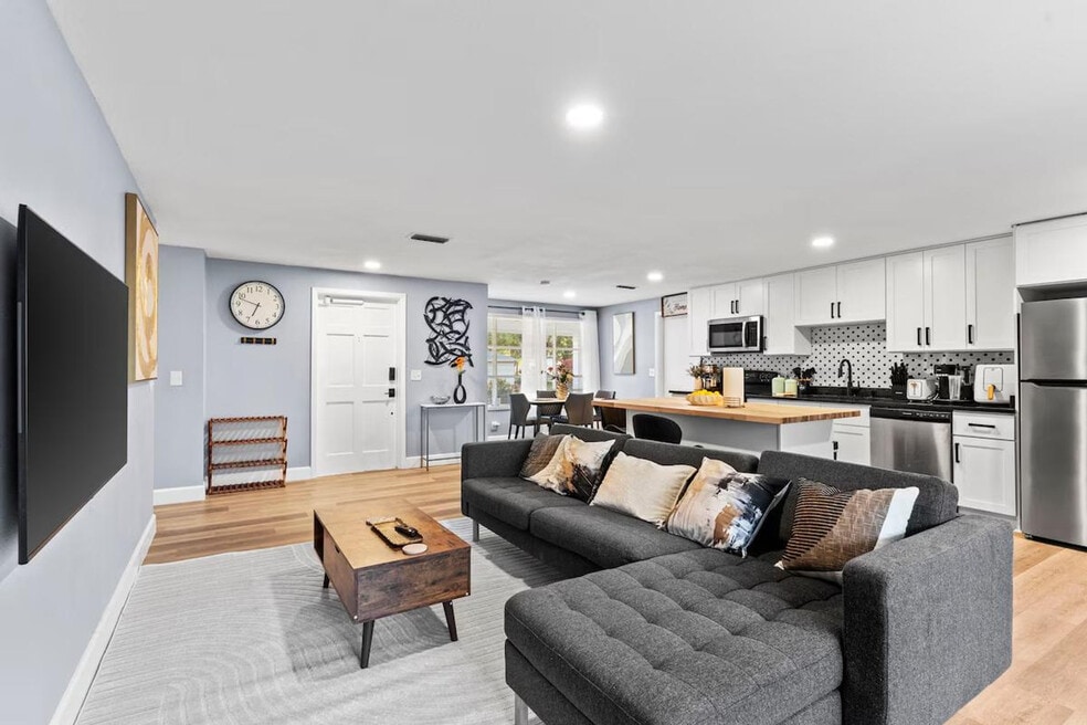 6507 N 30th St unit ID1286438P, Tampa, FL 33610 - photo 1