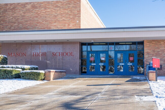 Mason High School has a 20 to 1 student teacher ratio.