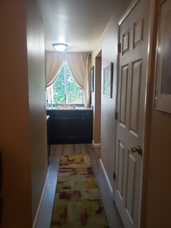 hall from living room to kitchen