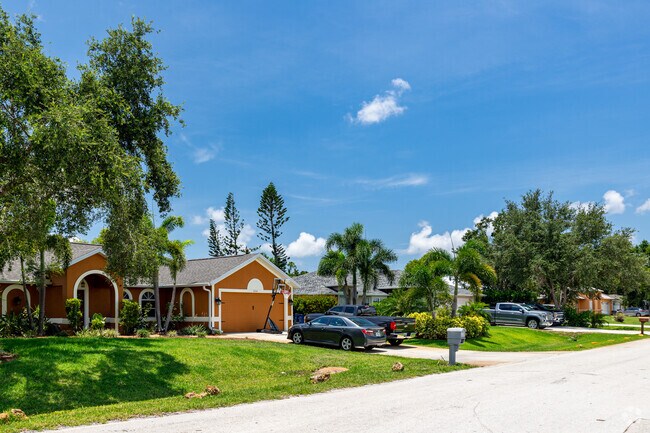 San Carlos Park has a variety of home styles.