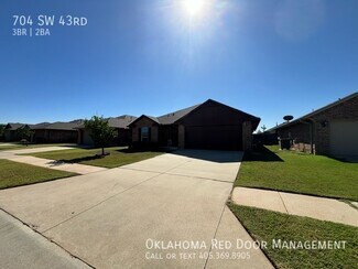 704 SW 43rd St, Moore, OK 73160