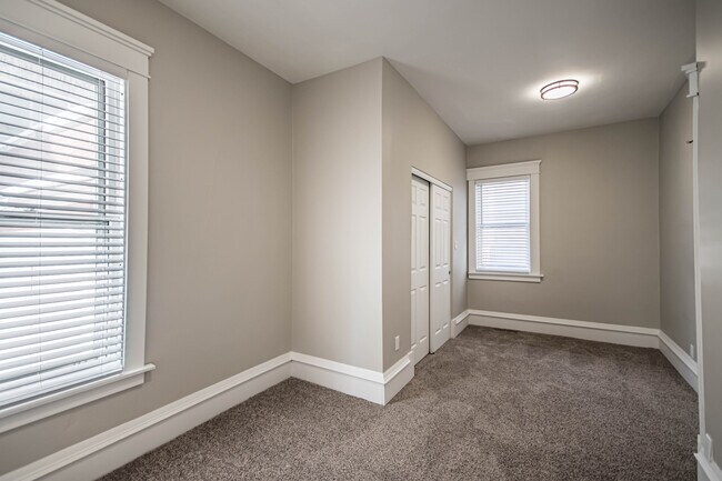 1028 E Pearson St unit 1030, Milwaukee, WI 53202 - photo 5