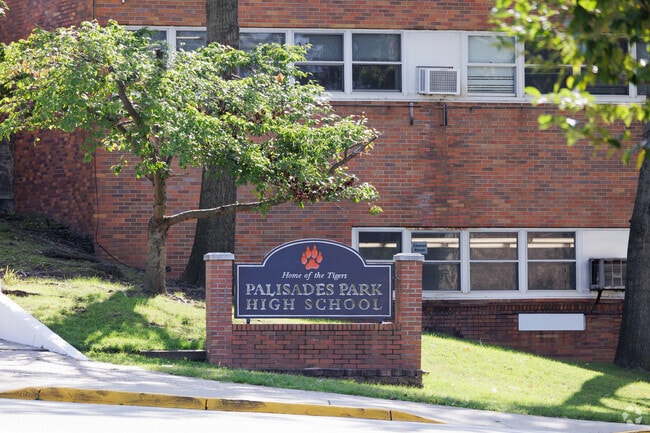 Palisades Park Junior Senior High School in Palisades Park, NJ is a well rated public school.
