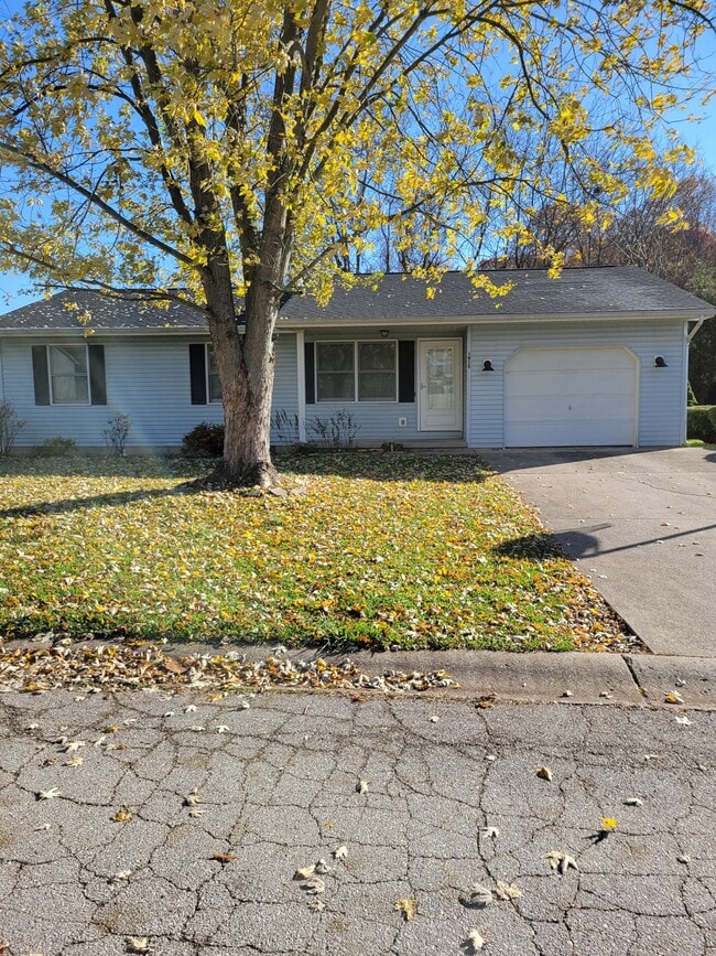 1915 N Blackfoot Dr, Ellettsville, IN 47429