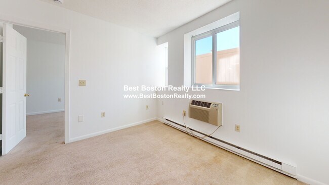 216 Revere Beach Pkwy unit 4A, Chelsea, MA 02150 - photo 4