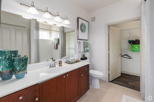 2BR, 2BA - 1,034SF