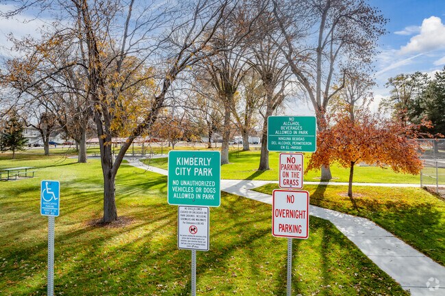 Kimberly City Park is a central gathering spot offering green space and family-friendly amenities.